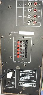 Rückseite eines Audio-Verstärkers mit Anschlüssen