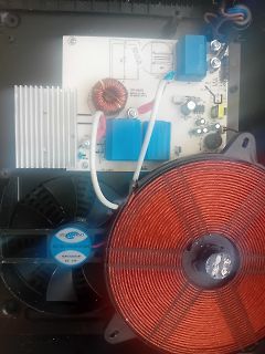 Leiterplatte eines Netzteils mit Spule und Lüfter
