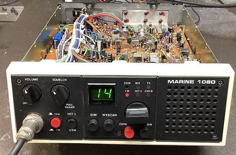 Offenes Funkgerät Marine 1080 mit Blick auf die Platine