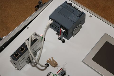 Elektronische Komponenten und Module auf weißem Untergrund