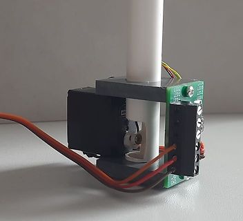 Elektronikaufbau mit Leiterplatte und Kabeln