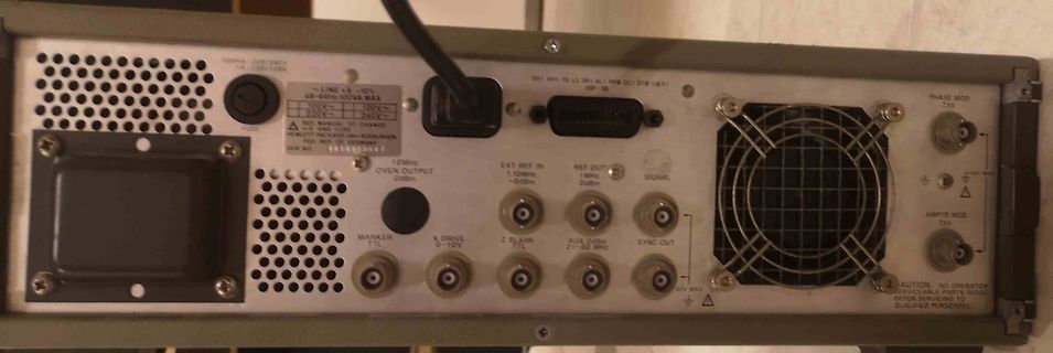 Rückseite eines elektronischen Messgeräts mit Anschlüssen