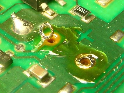 Beschädigte Leiterplatte mit Korrosion und Lötschäden