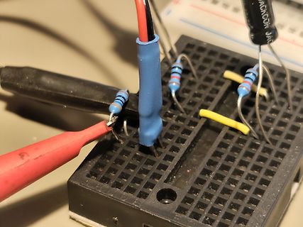Aufbau auf einem Breadboard mit Widerständen und Kabeln
