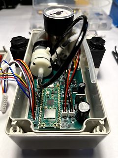 Elektronikaufbau mit Leiterplatte, Manometer und Verkabelung