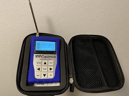 Handheld Spektrum Analysator in einer Tasche