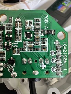 Nahaufnahme einer grünen Leiterplatte mit SMD-Bauteilen