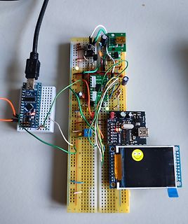 Elektronik-Aufbau mit Breadboard, Mikrocontrollern und Display