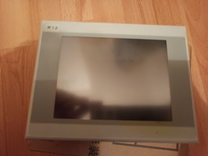 Foto eines Displays auf Holzuntergrund