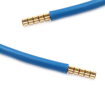 Blaues Kabel mit goldfarbenen Kontakten