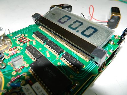 Bestückte Leiterplatte mit LCD-Display und integrierten Schaltkreisen