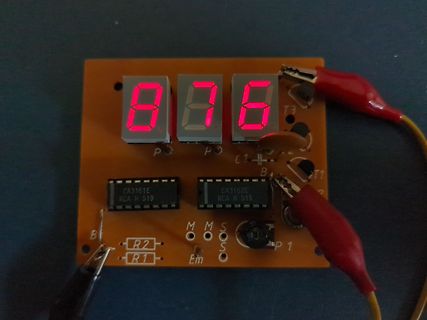 Leiterplatte mit 3-stelligem 7-Segment-Display und ICs