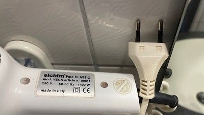 Typenschild eines elchim Geräts und Netzstecker