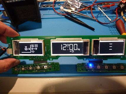 Foto einer Leiterplatte mit drei LCD-Displays