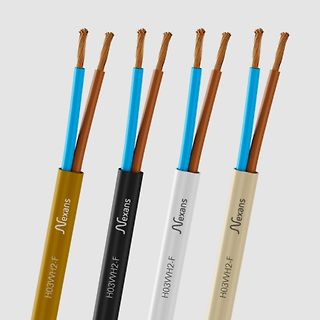 Vier farbige Kabel mit Nexans-Aufdruck
