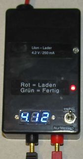Batterieladegerät mit Display und Status-LED