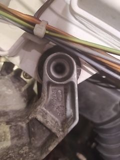 Metallhalterung mit Kabeln und Kabelbinder