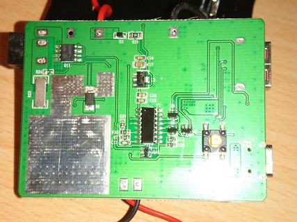 Foto einer grünen Leiterplatte mit elektronischen Bauteilen