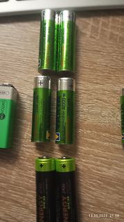 Mehrere Akku-Batterien auf Holzuntergrund