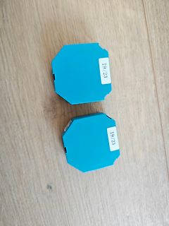 Zwei blaue achteckige Gehäuse mit Aufklebern