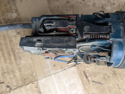 Nahaufnahme eines defekten oder zerlegten elektrischen Bauteils
