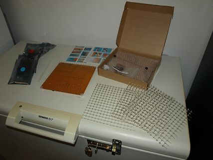 LED-Matrix-Bauteile und Verpackung auf Werkstattunterlage
