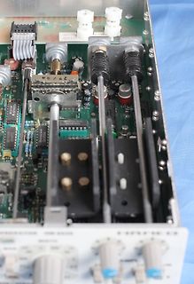Innenansicht einer elektronischen Baugruppe mit Leistungskomponenten