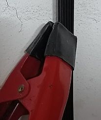 Nahaufnahme einer roten Zange