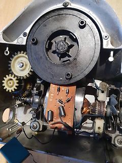 Innenansicht eines geöffneten Elektromotors mit Getriebe und Platine