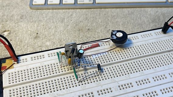 Aufbau auf einem Breadboard mit elektronischen Bauteilen