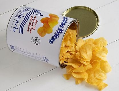 Umgekippte Dose Kartoffelchips auf weißem Untergrund