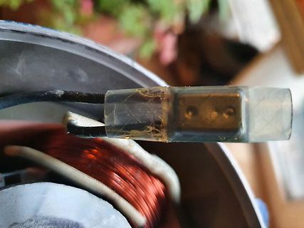 USB-Stecker an Kupferwicklungen eines Motors
