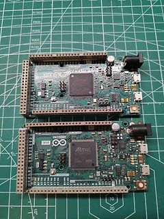 Zwei Arduino Due Leiterplatten auf Schneidematte