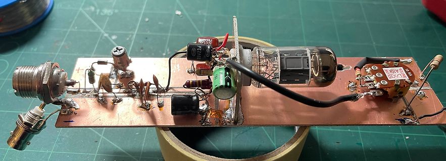 Handgefertigte Platine mit Elektronenröhre und Bauteilen
