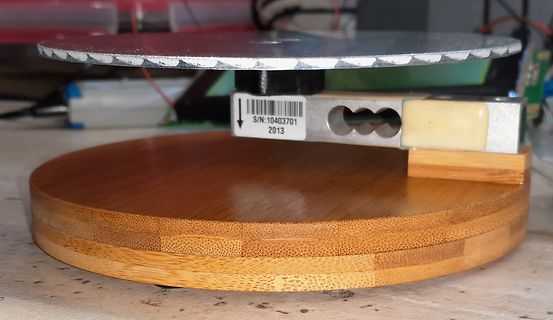 Waage mit Metallplatte auf Holzsockel