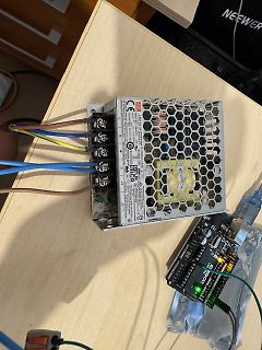 Schaltnetzteil und Arduino Mikrocontroller auf Tisch