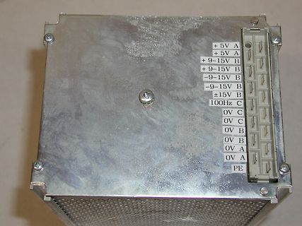 Metallgehäuse mit Anschlussklemmen und Beschriftung