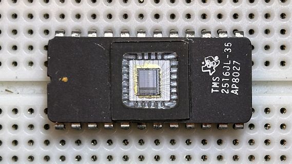 TMS 2516JL-35 Mikrochip auf Lochrasterplatine