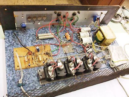 Aufbau einer freien Verdrahtung mit Transformator und Kondensatoren