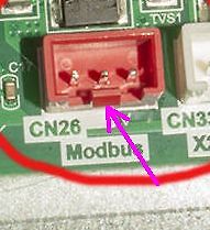Nahaufnahme eines Modbus-Anschlusses auf einer Leiterplatte