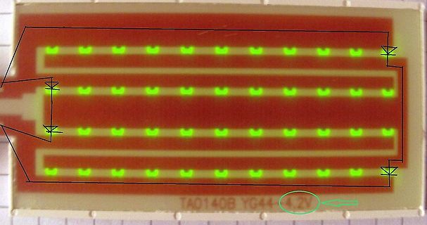 Leuchtende LED-Matrix auf Leiterplatte mit Schaltplan-Überlagerung