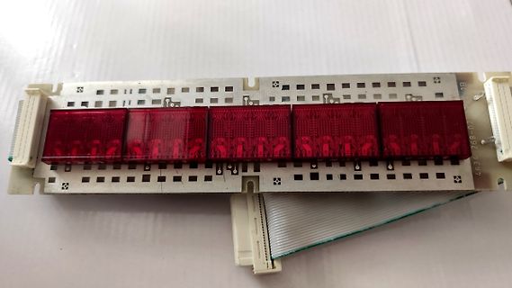 Rote LED-Anzeige mit Flachbandkabel