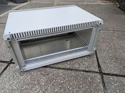 Leeres Metallgehäuse auf Pflastersteinen
