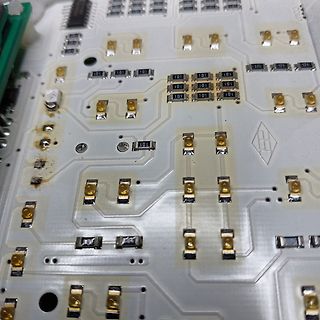 Nahaufnahme einer Leiterplatte mit SMD-Bauteilen