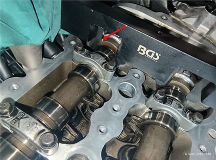 Nahaufnahme von Motorkomponenten und Werkzeug