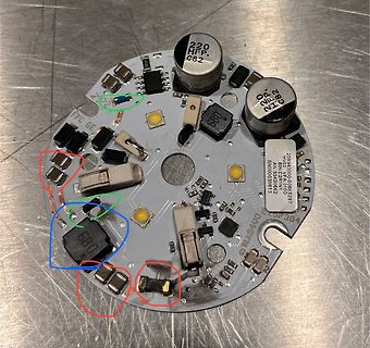 Leiterplatte mit Elektrolytkondensatoren und SMD-Bauteilen
