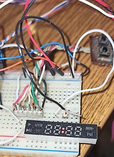 Aufbau mit Breadboard, Kabeln und Digitaluhr