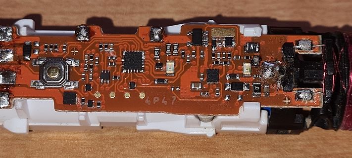 Nahaufnahme einer Leiterplatte mit elektronischen Bauteilen