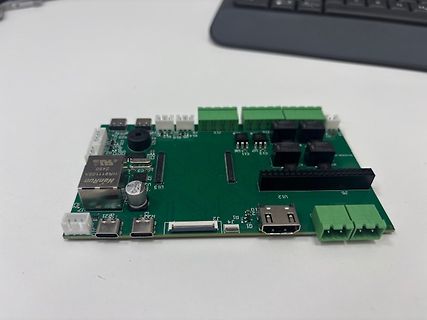Grüne Leiterplatte mit elektronischen Bauteilen und Anschlüssen