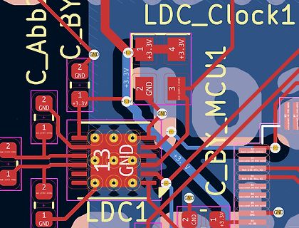 Ausschnitt eines PCB-Layouts mit Leiterbahnen und Beschriftungen